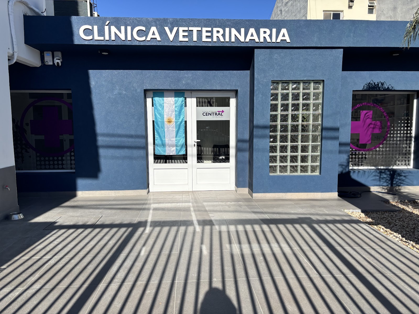 Fachada de Clínica Veterinaria Central de Neuquén en Roca 1854